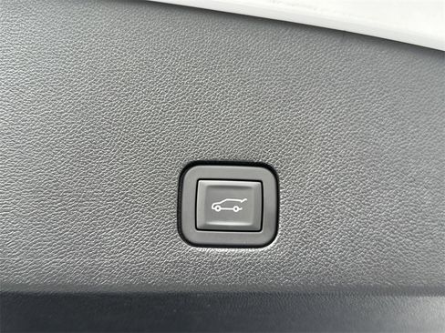 New 2025 Cadillac XT6 Luxury image 32