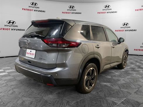 Used 2024 Nissan Rogue SV image 4
