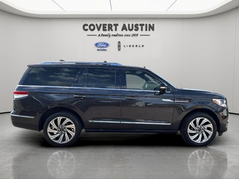 Used 2023 Lincoln Navigator Reserve AWD/4WD image 6