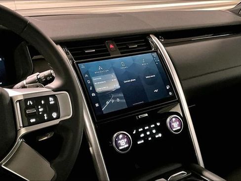 Certified 2025 Land Rover Discovery S image 5