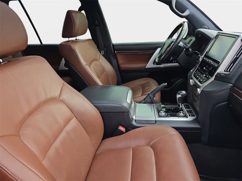 Used 2021 Toyota Land Cruiser image 10