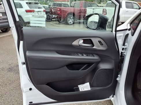New 2026 Chrysler Pacifica Select image 8
