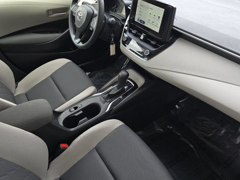 Used 2025 Toyota Corolla LE FWD image 12