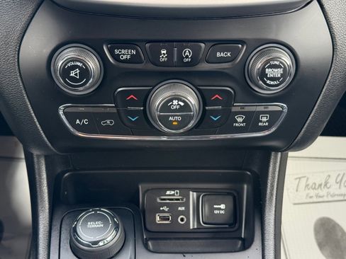 Used 2017 Jeep Cherokee Overland AWD/4WD image 18