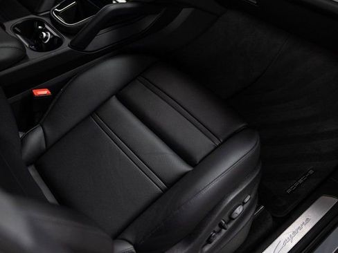 Certified 2025 Porsche Cayenne Coupe AWD/4WD image 38