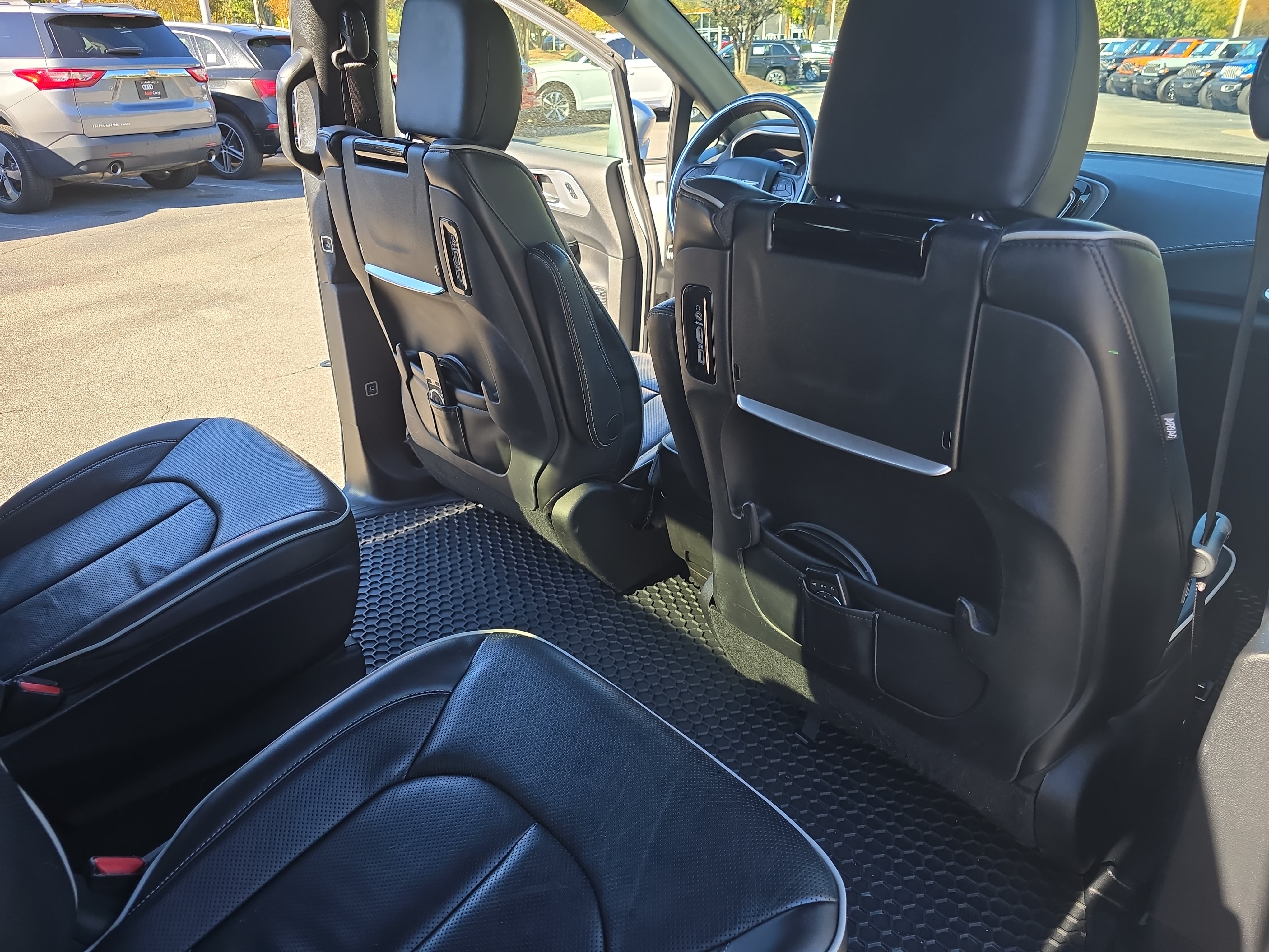 Used 2020 Chrysler Pacifica Limited w/ Advanced Safetytec Group FWD image 11