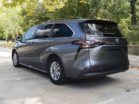 Used 2025 Toyota Sienna XLE FWD image 7