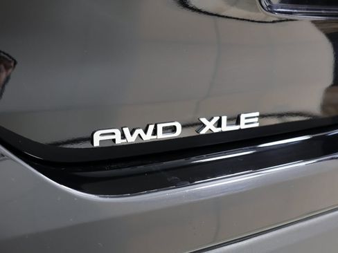 Used 2020 Toyota Highlander XLE image 17