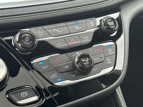 New 2026 Chrysler Pacifica Limited image 22