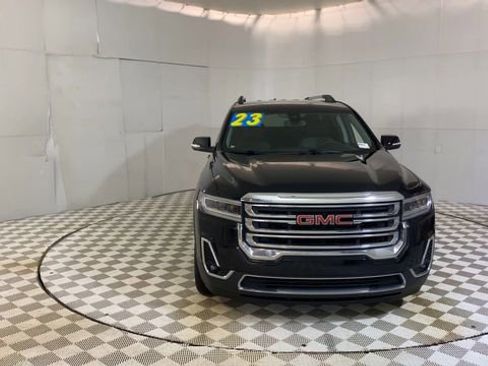 Used 2023 GMC Acadia SLT w/ Preferred Package image 3