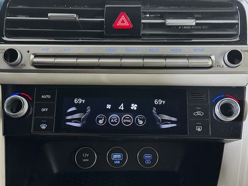 Used 2025 Genesis G70 2.5T image 24