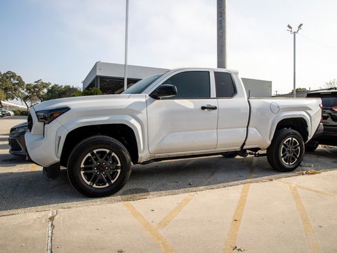 Used 2025 Toyota Tacoma SR image 3