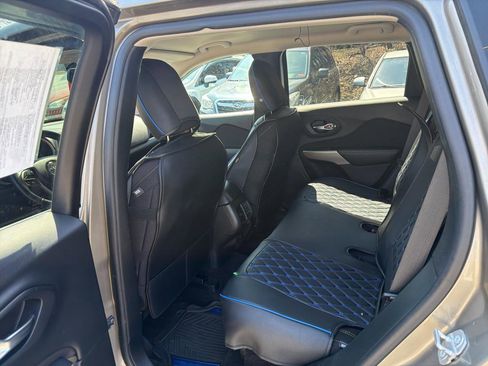 Used 2017 Jeep Cherokee Latitude w/ Cold Weather Group AWD/4WD image 8