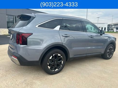 Used 2025 Kia Sorento S FWD image 16