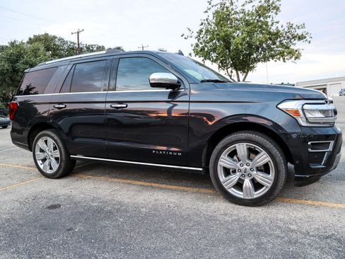 Used 2024 Ford Expedition Platinum AWD/4WD image 7
