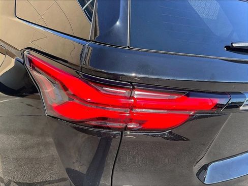 Used 2023 Chevrolet Traverse LT w/ LT Premium Package AWD/4WD image 34