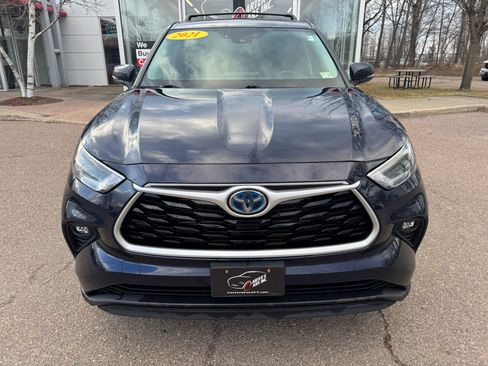 Used 2021 Toyota Highlander LE image 3