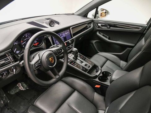 Certified 2026 Porsche Macan AWD/4WD image 9