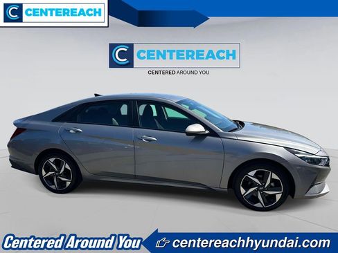 Used 2023 Hyundai Elantra SEL w/ Convenience Package FWD image 3