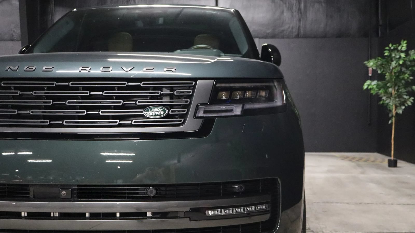 Used 2025 Land Rover Range Rover Long Wheelbase SE AWD/4WD image 7