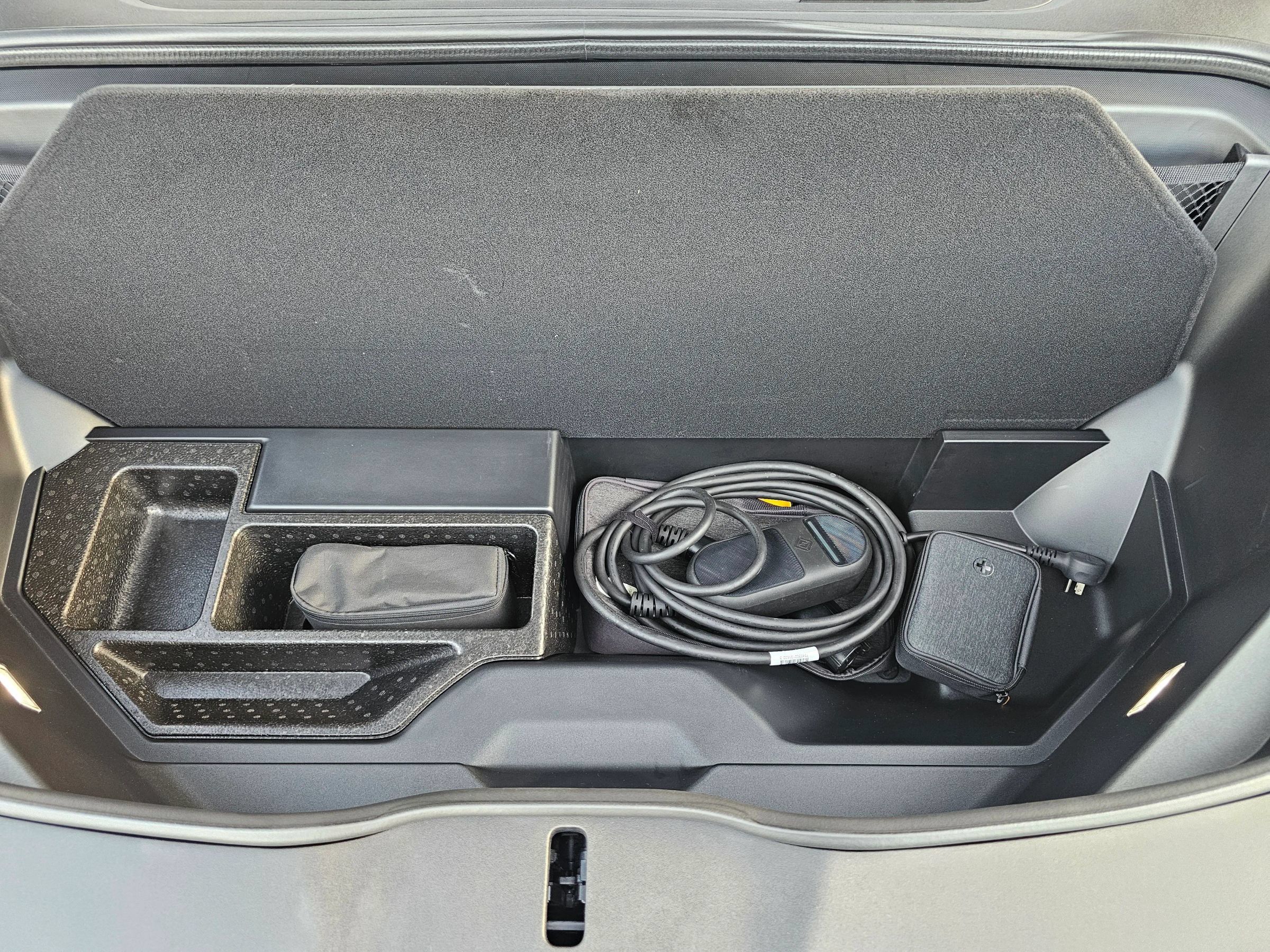 Used 2025 Rivian R1S Adventure Dual AWD/4WD image 39