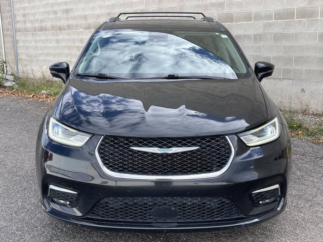 Used 2021 Chrysler Pacifica Touring-L FWD image 2