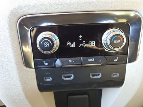 Used 2023 GMC Yukon XL Denali w/ Advanced Technology Package image 19