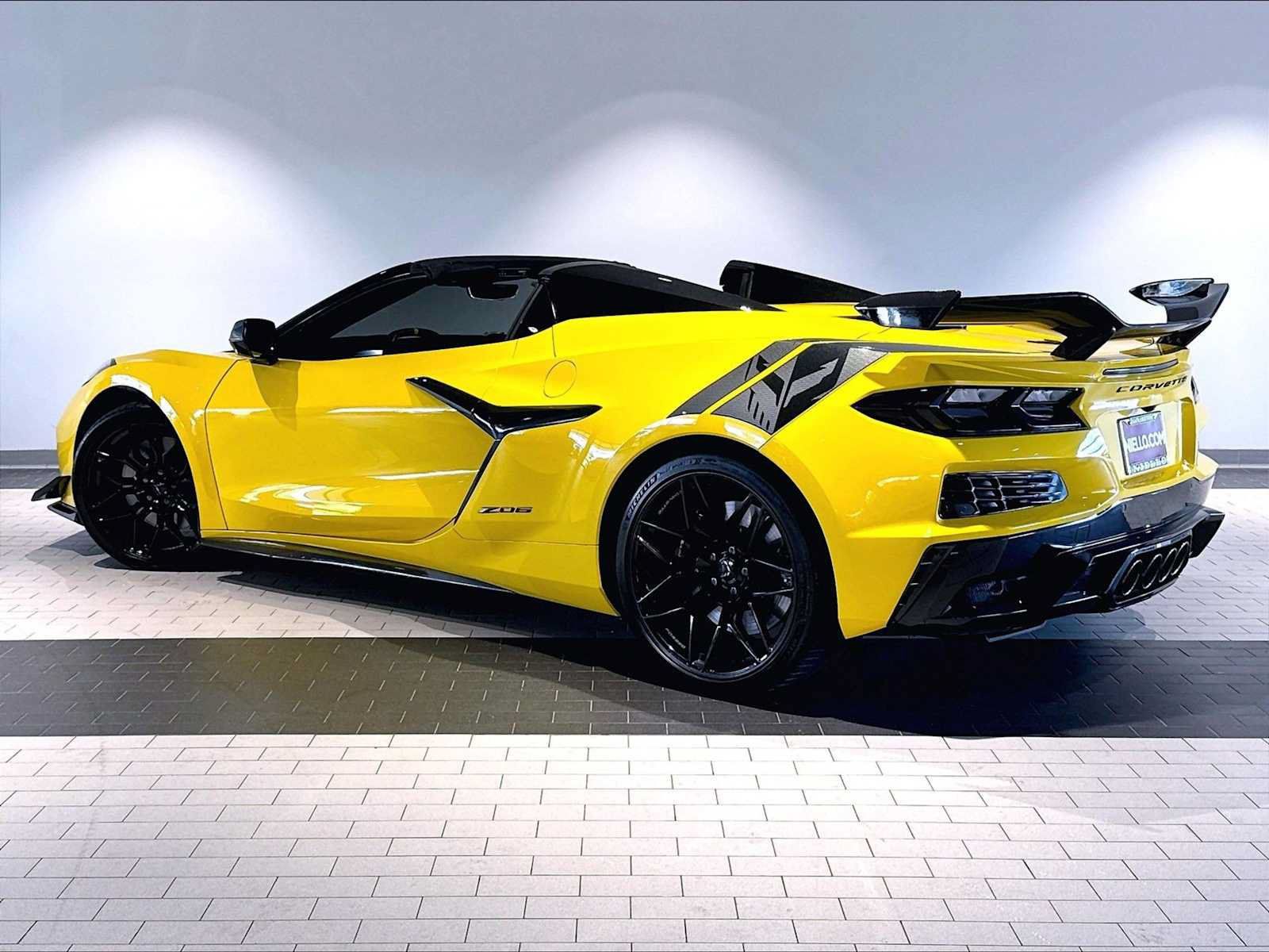 Used 2025 Chevrolet Corvette Z06 w/ Stealth Interior Trim Package RWD image 3