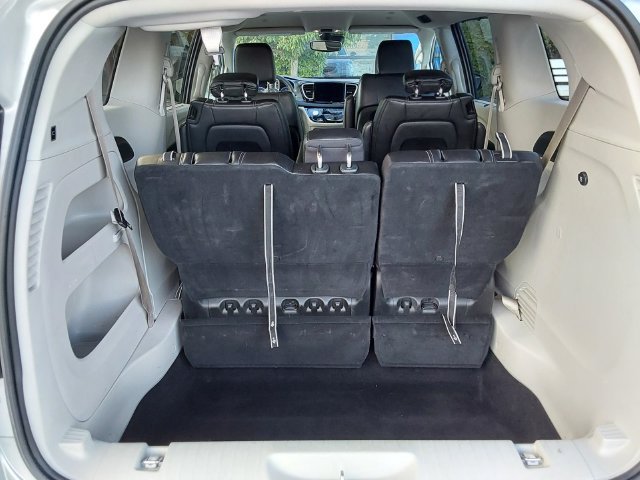 Used 2024 Chrysler Pacifica Touring-L FWD image 8