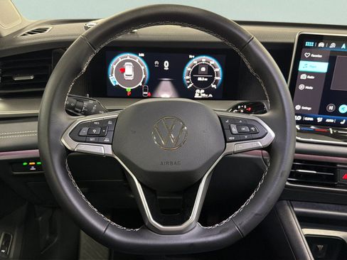 Certified 2025 Volkswagen Tiguan SE AWD/4WD image 33