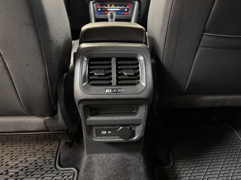 Used 2022 Volkswagen Tiguan SE image 18