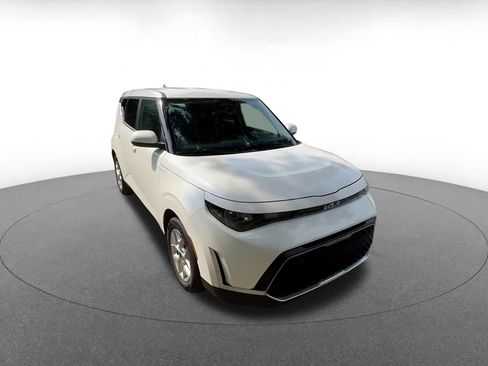Used 2025 Kia Soul LX w/ LX Technology Package FWD image 3