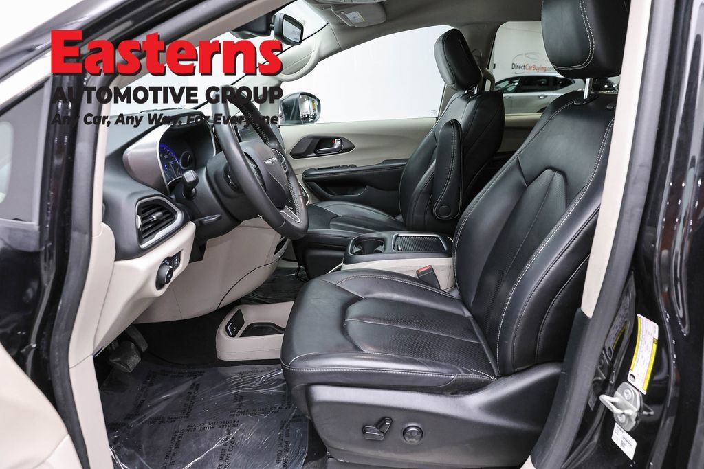 Used 2023 Chrysler Pacifica Touring-L FWD image 16