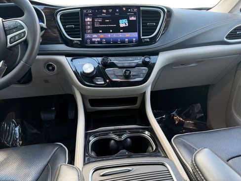 Used 2023 Chrysler Pacifica Limited image 11