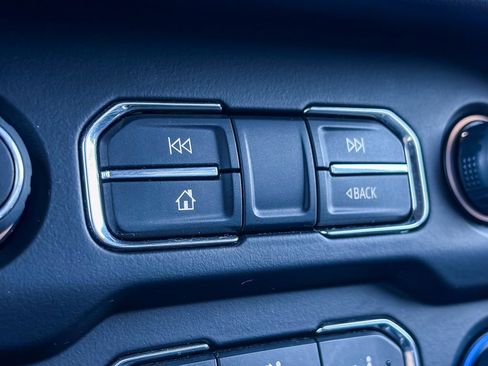Used 2023 Chevrolet Suburban Premier RWD image 29
