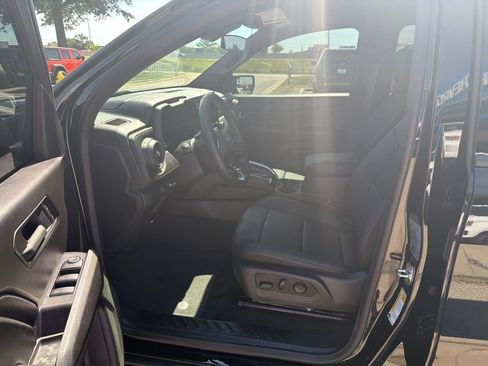 Used 2025 Chevrolet Colorado Trail Boss AWD/4WD image 6