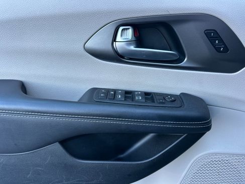 Used 2023 Chrysler Pacifica Touring-L image 10