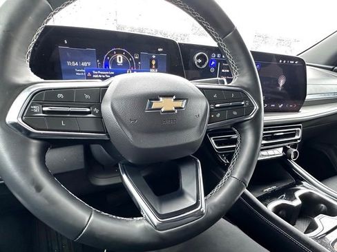 Used 2024 Chevrolet Traverse LT image 3