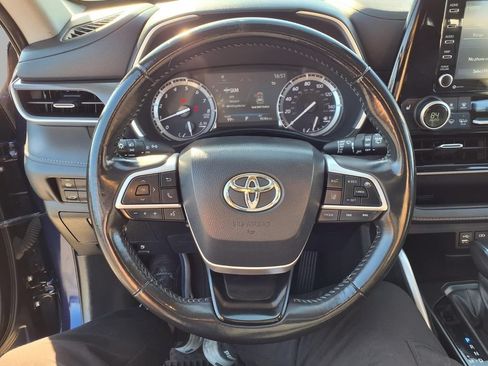 Used 2022 Toyota Highlander XLE FWD image 17
