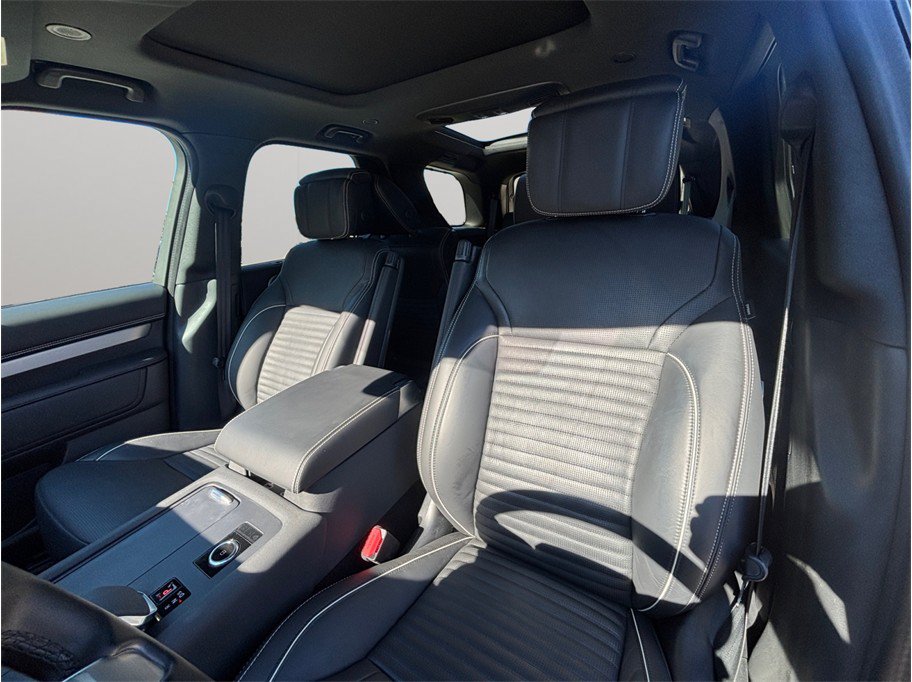 Used 2023 Land Rover Discovery Metropolitan Edition AWD/4WD image 19