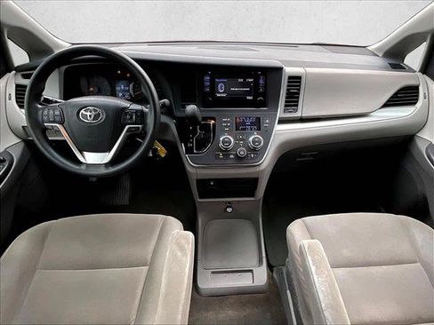 Used 2017 Toyota Sienna L FWD image 16