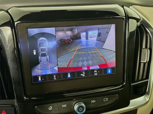 Used 2023 Chevrolet Traverse Premier FWD image 18