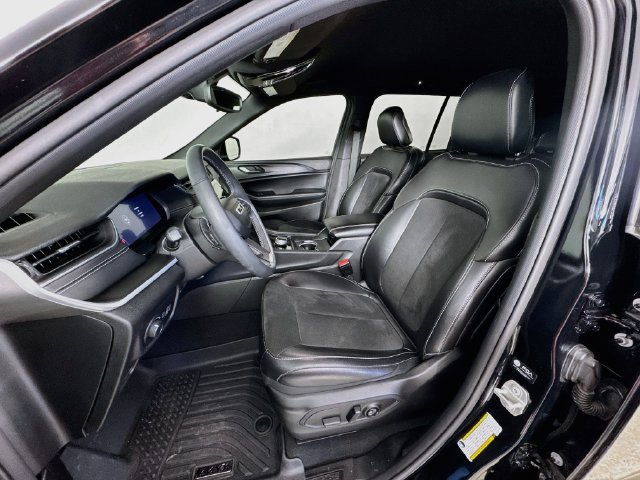Used 2024 Jeep Grand Cherokee Altitude AWD/4WD image 24