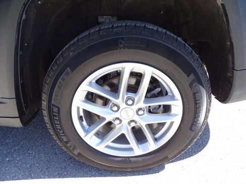 Used 2022 Jeep Grand Cherokee Laredo w/ Luxury Tech Group I image 46