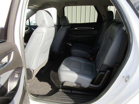 Used 2020 Buick Enclave Essence image 10