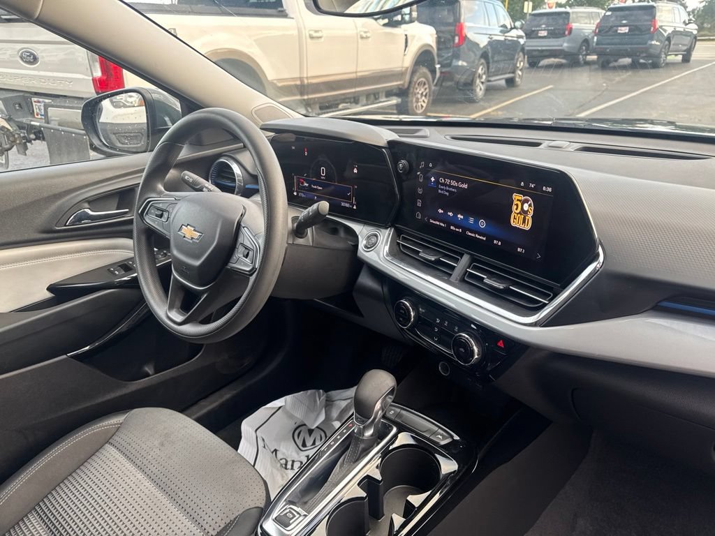 Used 2025 Chevrolet Trax LT FWD image 32