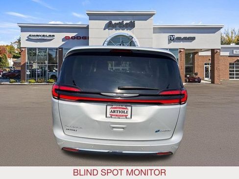 Certified 2024 Chrysler Pacifica Limited FWD image 6