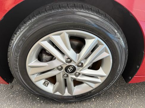 Used 2020 Hyundai Elantra SEL image 16