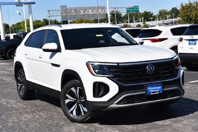 Used 2024 Volkswagen Atlas Cross Sport SE FWD image 2