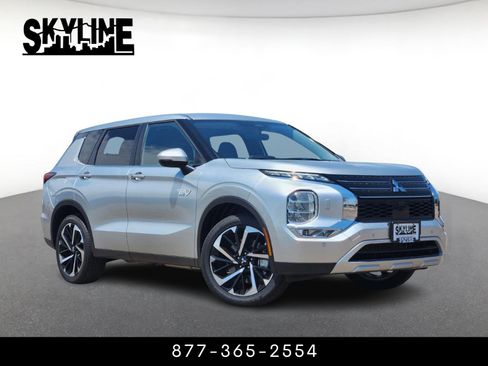 Used 2025 Mitsubishi Outlander SE image 1